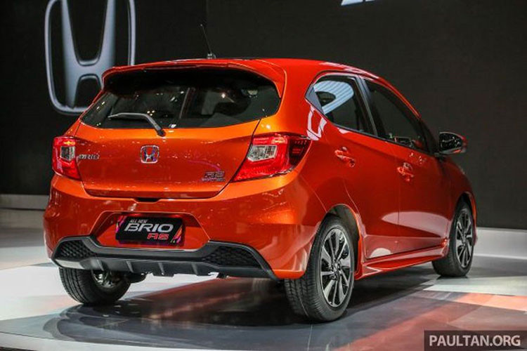 So với phiên bản cũ, Honda Brio 2018 dài hơn 175 mm trong khi chiều dài cơ sở tăng 60 mm lên 2.345 mm. Sự thay đổi này đương nhiên sẽ mang đến không gian nội thất rộng rãi hơn cho đối thủ cùng phân khúc. Không chỉ tăng kích thước, Honda Brio 2018 còn được thay đổi mạnh trong thiết kế ngoại thất hiện địa hơn.