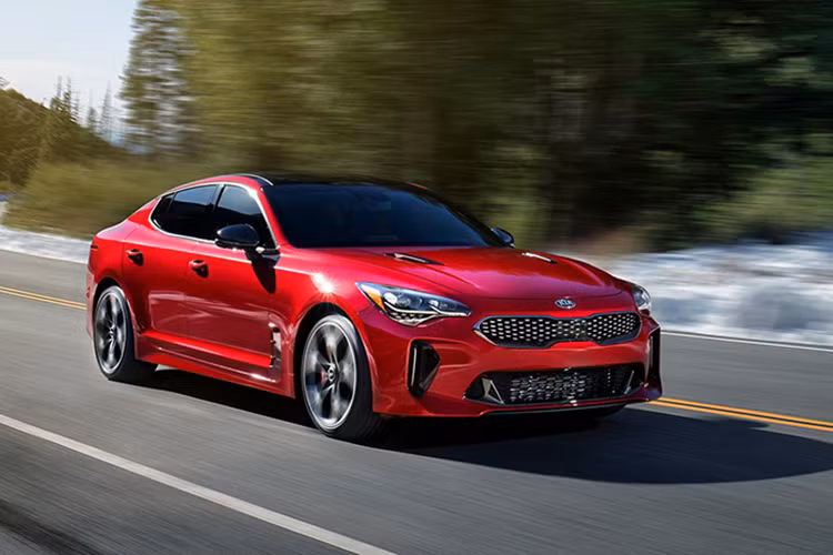 Kia Stinger 2018 được nhiều chuyên gia đánh giá khá cao ở cảm giác lái và hiệu suất mạnh mẽ. Hãng xe Hàn cho biết Stinger 2018 có thể tăng tốc từ 0-100km/h chỉ trong 6 giây với động cơ 2.0 L và trong 4,8 giây với động cơ V6 3.3 L. Cả 2 động cơ trên đều đi cùng hộp số tự động 8 cấp.