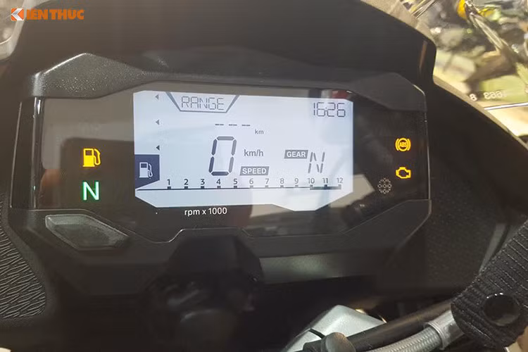 Phần đầu của xe được thiết kế khá cao với đèn pha thiết kế dạng bóng halogen với ốp vỏ bọc bên ngoài đặc trưng của dòng môtô nhà Motorrad, xi nhan của xe được trang bị dang led thiết kế hai bên. Thân xe được trang bị bộ khung bằng thép ống, cùng bình xăng dung tích 11 lít.