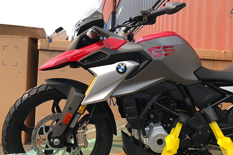 Có mặt tại Việt Nam và sẽ chính thức ra mắt vào tháng 4/2018 tới đây, BMW G310GS mới sẽ được phân phối với 3 màu bao gồm; xám đỏ, màu xám trắng và trắng xanh (đặc trưng của BMW Motorrad) và được phân phối chính hãng bởi BMW Motorrad Việt Nam (Thaco Trường Hải).