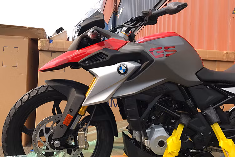 Có mặt tại Việt Nam và sẽ chính thức ra mắt vào tháng 4/2018 tới đây, BMW G310GS mới sẽ được phân phối với 3 màu bao gồm; xám đỏ, màu xám trắng và trắng xanh (đặc trưng của BMW Motorrad) và được phân phối chính hãng bởi BMW Motorrad Việt Nam (Thaco Trường Hải).