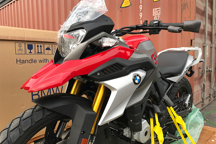 Mẫu xe môtô BMW G310GS phiên bản mới với vừa chính thức được nhập khẩu chính hãng về Việt Nam từ phía Thaco Trường Hải, xe chuẩn bị về showroom BMW Motorrad tại TP HCM. Đây là mẫu xe môtô cỡ nhỏ giá rẻ được thương hiệu BMW Motorrad phát triển tại Ấn Độ.