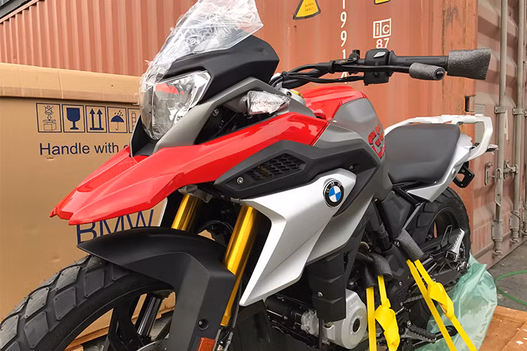 Mẫu xe môtô BMW G310GS phiên bản mới với vừa chính thức được nhập khẩu chính hãng về Việt Nam từ phía Thaco Trường Hải, xe chuẩn bị về showroom BMW Motorrad tại TP HCM. Đây là mẫu xe môtô cỡ nhỏ giá rẻ được thương hiệu BMW Motorrad phát triển tại Ấn Độ.