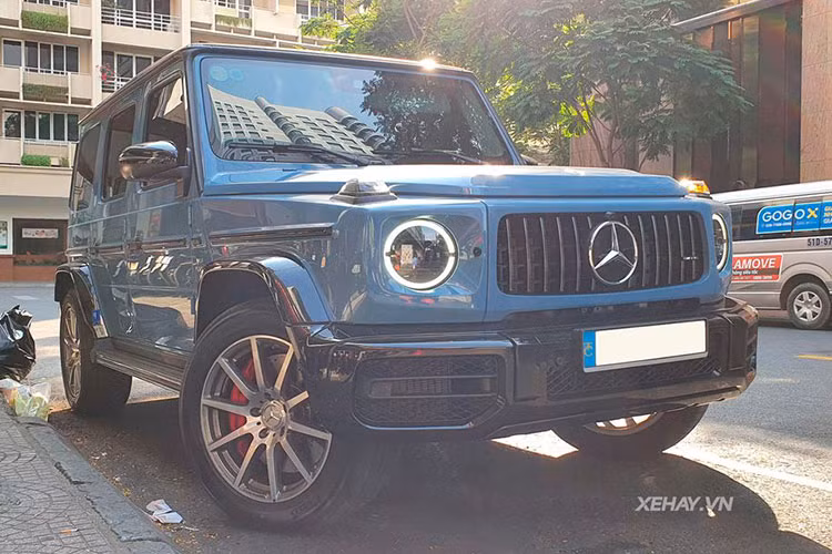 Hiện nay, để có một chiếc Mercedes-AMG G63 tùy chỉnh theo ý thích cá nhân, khách hàng phải chờ đợi từ 12 đến 14 tháng, phụ thuộc vào những trang bị đặt thêm. Bên cạnh các tùy chọn nội, ngoại thất... đắt tiền khác. Giá xe Mercedes-AMG G63 mới nhất tại Việt Nam khoange hơn 10 tỷ đồng, nếu thêm tuỳ chọn như chiếc xe này sẽ có giá khoảng 12 tỷ đồng.