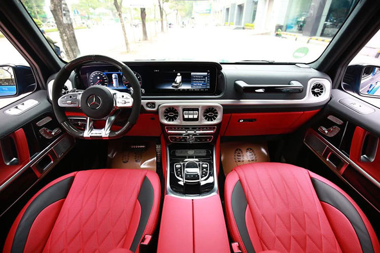 Bên trong khoang nội thất của Mercedes-AMG G63 là sự kết hợp giữa thiết kế cổ điển cứng cáp pha trộn với công nghệ của tương lai. Với 2 màn hình lớn được thiết kế kéo dài giống với E-Class và S-Class. Cửa gió điều hoà được mô phỏng với thiết kế của tua-bin máy bay chiến đấu. Vô lăng 4 chấu kim loại mạ crome, bọc da cao cấp. Màn hình hiển thị thông tin dạng số hoá cho chất luợng hiển thị tối ưu.