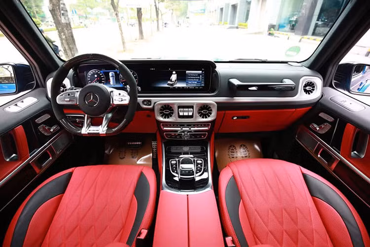 Bên trong khoang nội thất của Mercedes-AMG G63 là sự kết hợp giữa thiết kế cổ điển cứng cáp pha trộn với công nghệ của tương lai. Với 2 màn hình lớn được thiết kế kéo dài giống với E-Class và S-Class. Cửa gió điều hoà được mô phỏng với thiết kế của tua-bin máy bay chiến đấu. Vô lăng 4 chấu kim loại mạ crome, bọc da cao cấp. Màn hình hiển thị thông tin dạng số hoá cho chất luợng hiển thị tối ưu.
