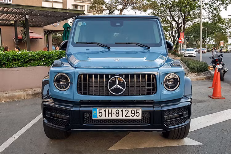Màu sơn xanh China Blue trên siêu phẩm Mercedes-AMG G63 của đại gia siêu xe Cường Đô la có tên đầy đủ là G manufaktur China Blue non-metallic. Màu sơn này được thương hiệu "Ngôi sao ba cánh" ra mắt hồi tháng 7/2020 cùng 2 màu sơn đặc biệt khác là Classic Grey và Deep Green nhằm tri ân mẫu xe khởi nguồn của dòng G-Class, mẫu Geländewagen đời 1979.