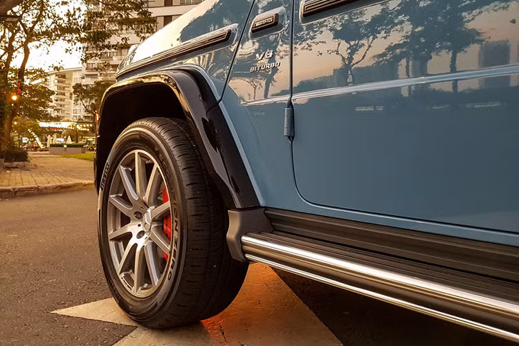 Bên cạnh đó, Mercedes-AMG G63 còn nổi bật với ngoại hình to lớn và rất hầm hồ kết hợp cùng những đường gấp khoẻ khoắn đặc trưng của dòng G-Class. Nhiều chi tiết ngoại thất của xe như viền cửa, lưới tản nhiệt, viền tấm che bánh sơ cua… được ốp sơn đen bóng theo gói Night Package thay vì mạ chrome sáng bóng.