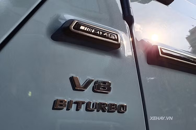 Nằm bên dưới nắp capô của Mercedes-AMG G63 mang màu sơn xanh lá bóng vẫn là khối động cơ xăng V8, tăng áp kép, dung tích 4.0 lít mới nhất. Động cơ này tạo ra công suất tối đa 585 mã lực tại tua máy 6.000 vòng/phút và mô-men xoắn cực đại 850 Nm tại dải tua máy 2.500 - 3.500 vòng/phút.