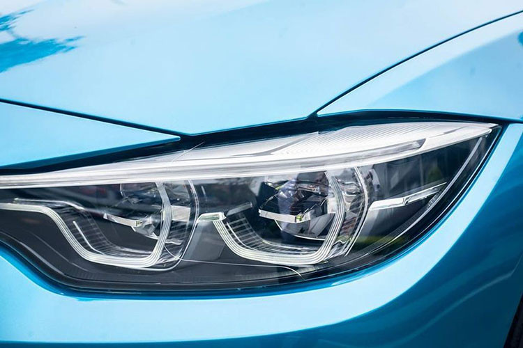 Trong đó, đèn pha trước của xe đã có thiết kế với công nghệ đèn pha Adaptive Full-LED hiện đại giúp tăng sự tập trung cũng như tầm nhìn của bạn khi lái xe trong đêm và đèn sương mù mới, cản trước với các khe hút gió được sửa đổi.