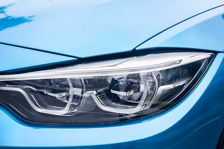 Trong đó, đèn pha trước của xe đã có thiết kế với công nghệ đèn pha Adaptive Full-LED hiện đại giúp tăng sự tập trung cũng như tầm nhìn của bạn khi lái xe trong đêm và đèn sương mù mới, cản trước với các khe hút gió được sửa đổi.