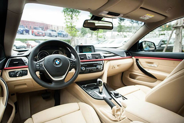 Nội thất của xe không có nhiều điểm nổi bật nhưng cũng đủ sự sang trọng với toàn bộ ghế bọc da cao cấp sáng màu hay ốp gỗ tự nhiên ở khu vực núm điều khiển trung tâm và mặt táp lô. Ngoài ra sự tiện nghi trong không gian nội thất cũng ở mức vừa đủ, xe được trang bị camera lùi và cửa gió điều hòa cho hàng ghế phía sau.