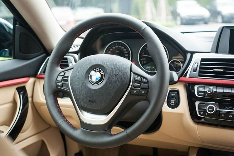 BMW 420i Gran Coupe trang bị vô lăng 3 chấu có kiểu dáng thể thao và được bọc da mang đến cảm giác cầm nắm thoải mái để chủ nhân, điều này giúp khách hàng có thể tự tin chinh phục tốc độ trong sự hưng phấn nhất.