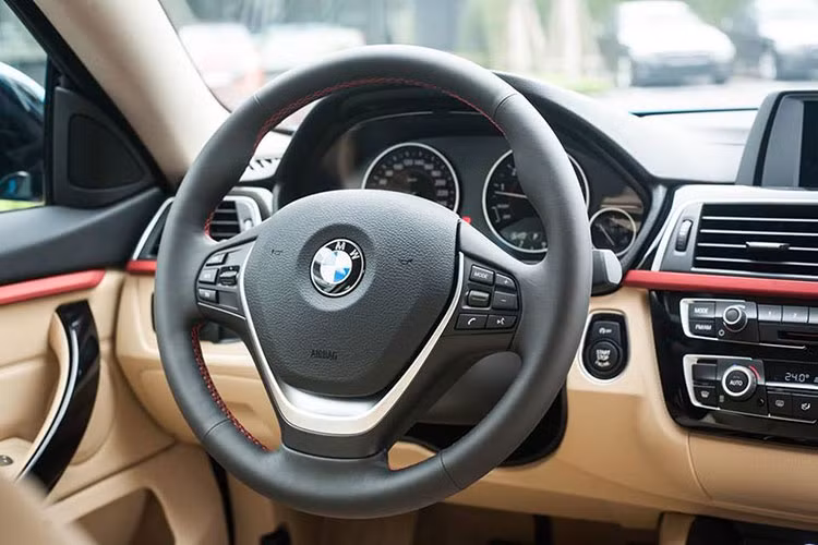 BMW 420i Gran Coupe trang bị vô lăng 3 chấu có kiểu dáng thể thao và được bọc da mang đến cảm giác cầm nắm thoải mái để chủ nhân, điều này giúp khách hàng có thể tự tin chinh phục tốc độ trong sự hưng phấn nhất.