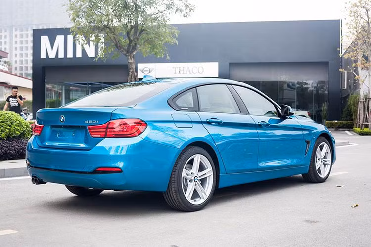 Để có thể phát huy tối đa khả năng vận hành của mẫu xe này đã được BMW trang bị hộp số tự động 8 cấp Steptronic giúp chiếc xe có thể tăng tốc từ 0-100 km/h chỉ trong vòng 7.5 giây và đạt vận tốc tối đa 230km/h. Với hiệu năng đáng nể này, những khách hàng khó tính nhất cũng sẽ phải mềm lòng trước BMW 420i Gran Coupé.