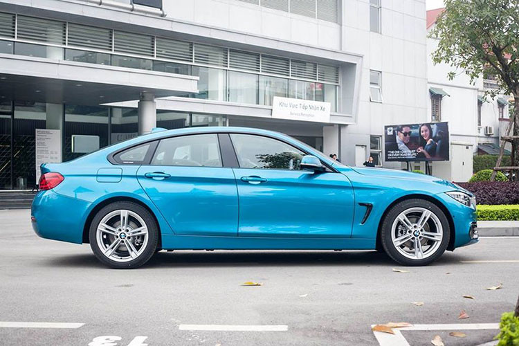 Chiếc xe sang BMW 420i Gran Coupe này sở hữu dàn áo có nước sơn màu xanh dương vô cùng trẻ trung và nổi bật được BMW gọi là màu Snapper Rocks Blue. Chắc hẳn khi chiếc xe này xuất hiện trên đường phố thì sẽ không lẫn đi đâu được nhờ màu sơn cực kì cá tính.