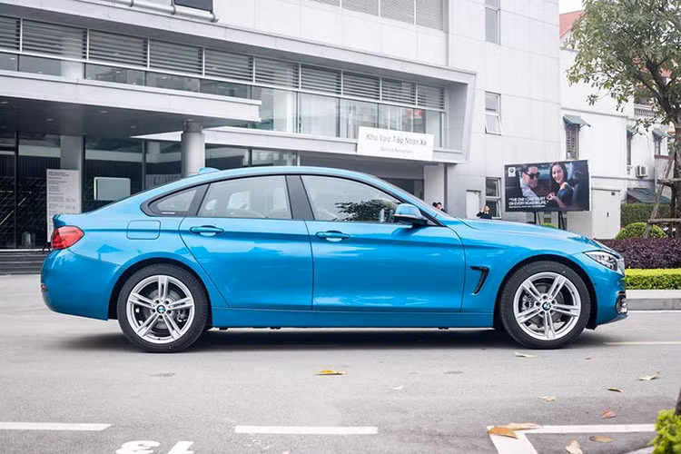 Chiếc xe sang BMW 420i Gran Coupe này sở hữu dàn áo có nước sơn màu xanh dương vô cùng trẻ trung và nổi bật được BMW gọi là màu Snapper Rocks Blue. Chắc hẳn khi chiếc xe này xuất hiện trên đường phố thì sẽ không lẫn đi đâu được nhờ màu sơn cực kì cá tính.