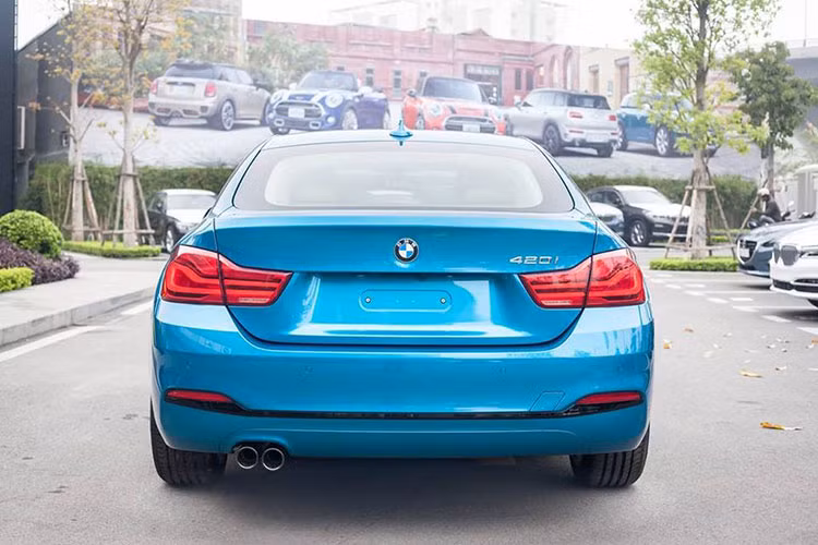 Cốp sau liền lạc, rộng rãi vừa vặn với kiểu dáng thanh lịch của mẫu xe sang BMW 4 Series Gran Coupé. Kích thước khoang hành lý rộng rãi kết hợp với mặt sàn phẳng, cho phép tăng lượng hành lý bên trong. Với công nghệ Tiếp cận Tiện lợi Comfort Access, việc đóng mở cốp sau càng thuận tiện hơn khi bạn không cần chạm vào cốp.
