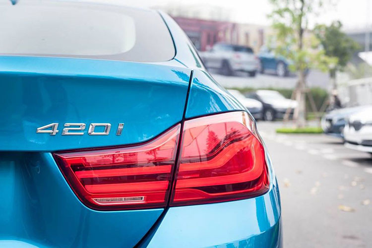 Kích thước dài x rộng x cao lần lượt của BMW 420i Grand Coupe là 4.638 x 1.825 x 1.377 mm cùng chiều dài cơ sở 2.810 mm. Hông xe đáng chú ý nhất chính là đường gân dập nổi trông khá “dữ dằn” kéo dài từ hốc bánh trước đến cụm đèn hậu giúp tăng cường vẻ cứng cáp cho toàn bộ xe.