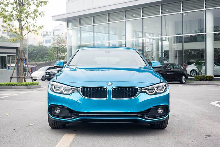 Mặc dù chiếc xe có khá nhiều chi tiết giống với mẫu sedan BMW 3-Series như cụm đèn pha hay lưới tản nhiệt hình quả thận, nhưng 420i Gran Coupe có vẻ bắt mắt hơn khá nhiều chỉ nhờ một vài thay đổi nhỏ đường nét thiết kế mui xe.