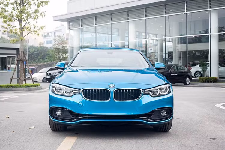 Mặc dù chiếc xe có khá nhiều chi tiết giống với mẫu sedan BMW 3-Series như cụm đèn pha hay lưới tản nhiệt hình quả thận, nhưng 420i Gran Coupe có vẻ bắt mắt hơn khá nhiều chỉ nhờ một vài thay đổi nhỏ đường nét thiết kế mui xe.