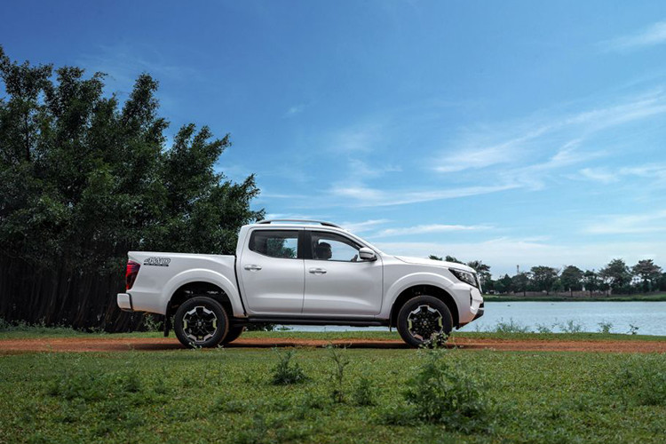 Mức giá xe Nissan Navara 2024 dao động từ 685 - 960 triệu đồng. Như vậy, so với phiên bản cũ giá khởi điểm của Navara đã giảm 14 triệu đồng, bản VL 4WD giảm 9 triệu và bản Pro4X giảm 10 triệu.