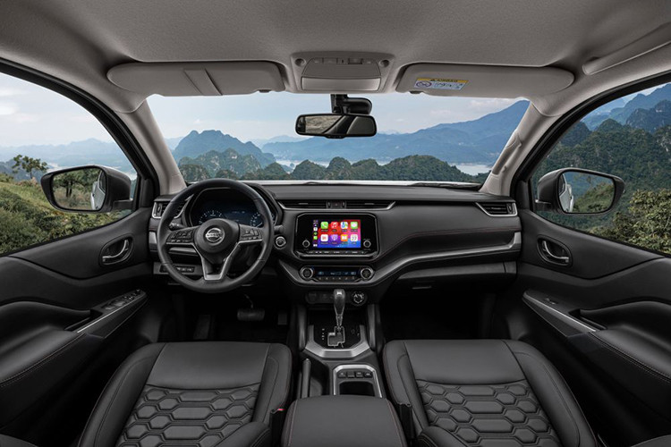 Bên cạnh đó, Nissan Navara còn có một điểm nhấn nữa là hệ thống treo sau đa liên kết tiêu chuẩn. Hệ thống này sử dụng lò xo kép 2 tầng cùng độ dày lớn, mang lại cảm giác ổn định khi vào cua, êm ái khi di chuyển trên những đoạn đường xấu, đồng thời vẫn đảm bảo khả năng tải nặng.