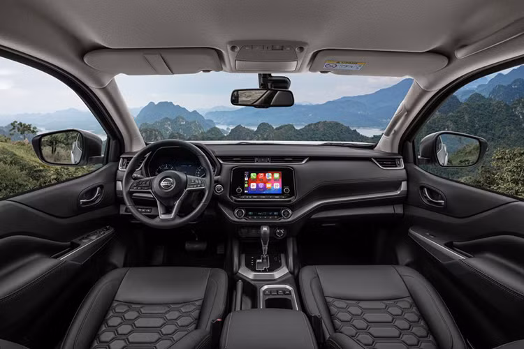 Bên cạnh đó, Nissan Navara còn có một điểm nhấn nữa là hệ thống treo sau đa liên kết tiêu chuẩn. Hệ thống này sử dụng lò xo kép 2 tầng cùng độ dày lớn, mang lại cảm giác ổn định khi vào cua, êm ái khi di chuyển trên những đoạn đường xấu, đồng thời vẫn đảm bảo khả năng tải nặng.