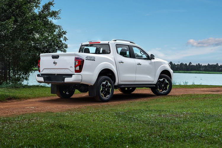 Ở 2 bản cao cấp, xe được trang bị camera toàn cảnh 360 độ, tích hợp tính năng offroad monitor. Với tính năng này, ở chế độ 2 cầu chậm, người lái có thể quan sát rõ địa hình xung quanh, kể cả vị trí chính xác đặt bánh xe trước. Bên cạnh đó, hệ thống cảnh báo va chạm (MOD) cũng được tích hợp trên màn hình và sẽ kích hoạt khi phát hiện vật thể di chuyển lại gần xe.