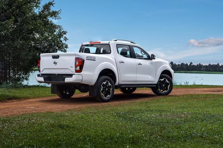 Ở 2 bản cao cấp, xe được trang bị camera toàn cảnh 360 độ, tích hợp tính năng offroad monitor. Với tính năng này, ở chế độ 2 cầu chậm, người lái có thể quan sát rõ địa hình xung quanh, kể cả vị trí chính xác đặt bánh xe trước. Bên cạnh đó, hệ thống cảnh báo va chạm (MOD) cũng được tích hợp trên màn hình và sẽ kích hoạt khi phát hiện vật thể di chuyển lại gần xe.