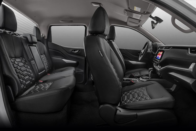 Chưa hết, Navara còn được cải tiến ở khả năng cách âm với vật liệu 3 lớp, vật liệu hấp thụ tiếng ồn giữa khoang động cơ và cabin. Cửa kính xe cũng là loại kính cách âm chuyên dụng, bao gồm 2 lớp kính bên ngoài và 1 lớp màng giảm âm chính giữa, đảm bảo triệt tiêu tối đa tiếng ồn ngoài môi trường vọng vào và cải thiện chất lượng âm thanh bên trong khoang xe.