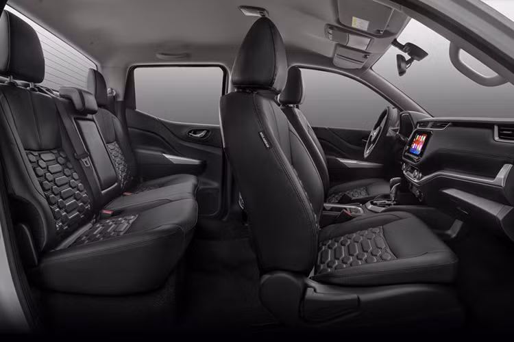 Chưa hết, Navara còn được cải tiến ở khả năng cách âm với vật liệu 3 lớp, vật liệu hấp thụ tiếng ồn giữa khoang động cơ và cabin. Cửa kính xe cũng là loại kính cách âm chuyên dụng, bao gồm 2 lớp kính bên ngoài và 1 lớp màng giảm âm chính giữa, đảm bảo triệt tiêu tối đa tiếng ồn ngoài môi trường vọng vào và cải thiện chất lượng âm thanh bên trong khoang xe.