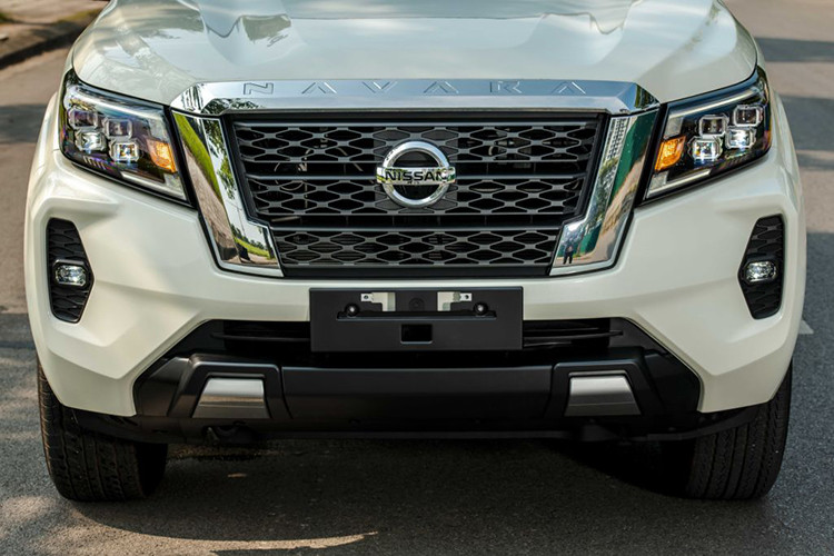 Ở phiên bản mới, Nissan Navara được trang bị mặt táp-lô hoàn toàn mới với những đường nét cứng cáp và trải dài, cho cảm giác khoang lái mở rộng hơn. Đồng thời, phiên bản mới này cũng được nâng cấp màn hình giải trí đa phương tiện với độ phân giải sắc nét hơn.