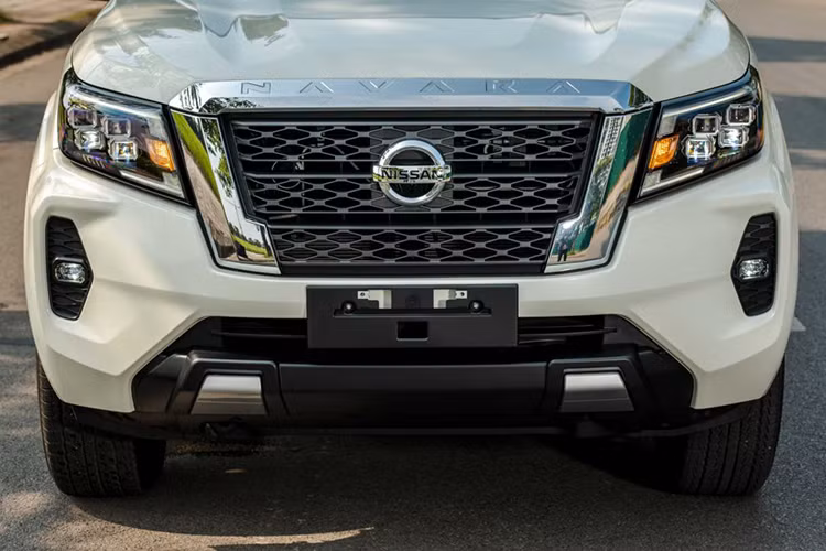 Ở phiên bản mới, Nissan Navara được trang bị mặt táp-lô hoàn toàn mới với những đường nét cứng cáp và trải dài, cho cảm giác khoang lái mở rộng hơn. Đồng thời, phiên bản mới này cũng được nâng cấp màn hình giải trí đa phương tiện với độ phân giải sắc nét hơn.