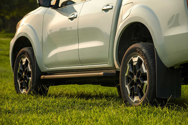 Ngoài những thay đổi trên, Navara mới không thay đổi so với bản cũ. Xe vẫn dùng động cơ diesel 4 xi-lanh, tăng áp, dung tích 2.3L với công suất tối đa 190 mã lực tại tua máy 3.750 vòng/phút và mô-men xoắn cực đại 450 Nm tại dải tua máy 1.500 - 2.500 vòng/phút. Động cơ kết hợp với hộp số tự động 7 cấp và hệ dẫn động 1 cầu hoặc 2 cầu, tùy phiên bản.