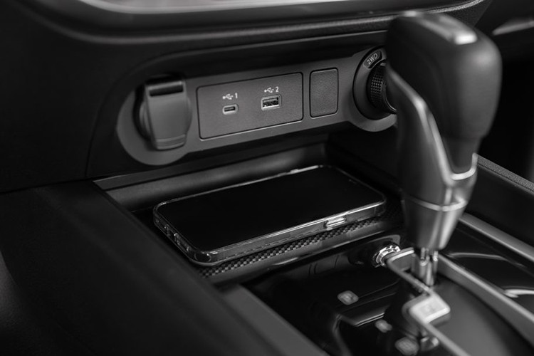 Trang bị an toàn của Nissan Navara gồm có hệ thống hỗ trợ khởi hành ngang dốc, hệ thống hỗ trợ xuống dốc, camera lùi, cảm biến lùi, hệ thống chống bó phanh, hệ thống hỗ trợ lực phanh khẩn cấp, hệ thống phân bổ lực phanh điện tử, hệ thống kiểm soát lực kéo, 6 túi khí và hệ thống cân bằng điện tử.