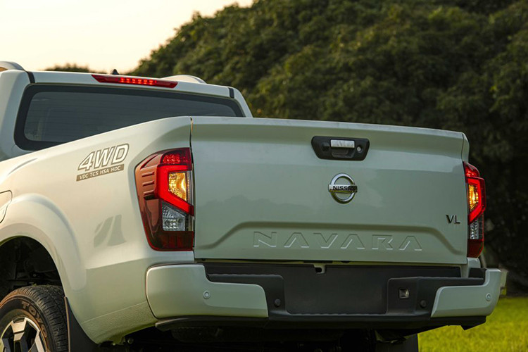 Khi mua xe bán tải Nissan Navara 2024, khách hàng sẽ sẽ có thêm 1 tùy chọn nâng cấp cho bản EL 2WD. Phiên bản tùy chọn Navara EL 2WD Nâng cấp có các trang bị như màn hình giải trí đa phương tiện 10 inch, lót thùng xe và bệ bước chân.