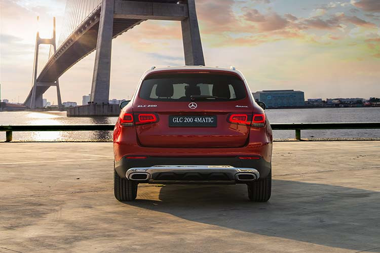 Tổng thể GLC 200 sử dụng mâm xe 18-inch, trong khi phiên bản GLC 200 4MATIC đi kèm mâm xe 19-inch 6 chấu kép hoàn toàn mới. Ngoài ra, cụm đèn hậu LED cả hai phiên bản đều được thiết kế lại đồ họa sợi quang theo dạng hộp thay vì 2 sọc ngang, giúp xe dễ nhận diện hơn từ phía sau, đây là chi tiết dễ dàng phân biệt GLC trước và sau facelift.