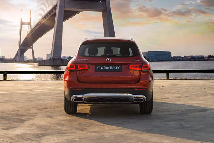 Tổng thể GLC 200 sử dụng mâm xe 18-inch, trong khi phiên bản GLC 200 4MATIC đi kèm mâm xe 19-inch 6 chấu kép hoàn toàn mới. Ngoài ra, cụm đèn hậu LED cả hai phiên bản đều được thiết kế lại đồ họa sợi quang theo dạng hộp thay vì 2 sọc ngang, giúp xe dễ nhận diện hơn từ phía sau, đây là chi tiết dễ dàng phân biệt GLC trước và sau facelift.