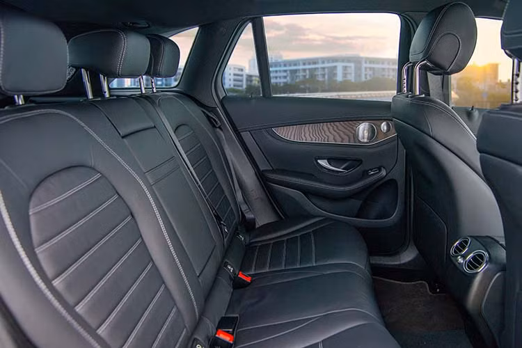 Bên cạnh đó, bảng đồng hồ tốc độ kỹ thuật số cho phép người lái lựa chọn 3 chế độ hiển thị, bao gồm “Thể thao”, “Cổ điển” và “Hiện đại”. Người lái còn có thể cá nhân hóa thông tin hiển thị trên với các module như dẫn đường, thời gian và thời tiết, tiêu thụ nhiên liệu, kết nối và giải trí, lực G-Force.