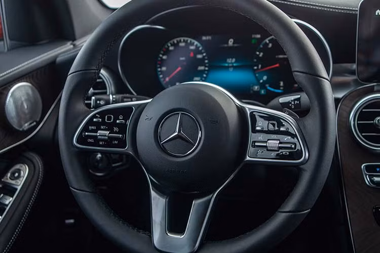 Cả 2 phiên bản được trang bị tay lái với thiết kế mới, tích hợp 2 nút điều khiển cảm ứng trên tay lái (Touch Control Buttons), tích hợp tính năng Ga tự động (Cruise Control) + Giới hạn tốc độ (Speed Limit) nay cũng được tích hợp lên tay lái. Xe vẫn được hỗ trợ sạc điện thoại không dây qua chuẩn Qi (trên GLC 200 4MATIC) và kết nối Apple CarPlay/Android Auto. GLC nâng cấp nay đã có thiết kế chìa khóa và nút Khởi động sang trọng, tinh xảo hơn.