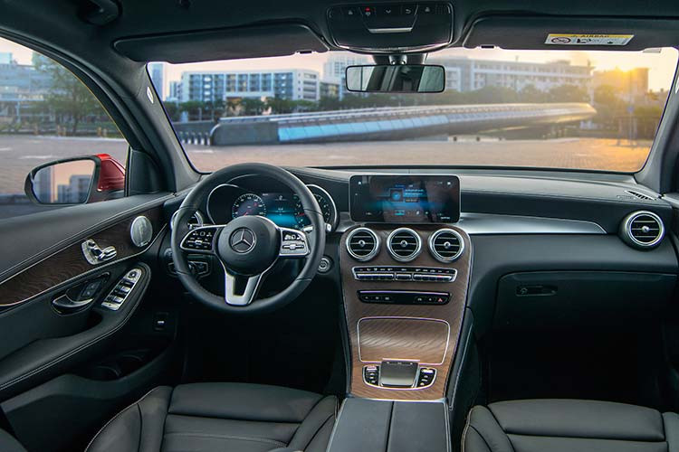 Bên trong khoang nội thất, phiên bản GLC 200 được phối với gỗ nâu bóng cổ điển, còn GLC 200 4MATIC đi cùng loại gỗ tần bì vân nổi màu nâu xám không bám vân tay. GLC 200 4MATIC được ưu ái với gói nội thất Exclusive sang trọng với chất liệu da cao cấp.