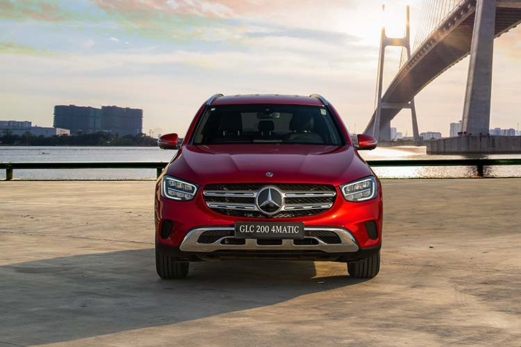 Mercedes-Benz GLC 200 và GLC 200 4MATIC đều có thiết kế cản trước đục lỗ mạ chrome to bản và rộng ngang. Riêng GLC 200 4MATIC với gói ngoại thất Off-Road sẽ có cản trước, cản sau và mâm lốp được tối ưu cho việc đi địa hình.