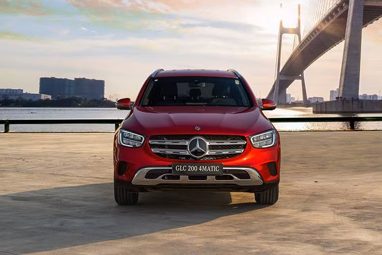Mercedes-Benz GLC 200 và GLC 200 4MATIC đều có thiết kế cản trước đục lỗ mạ chrome to bản và rộng ngang. Riêng GLC 200 4MATIC với gói ngoại thất Off-Road sẽ có cản trước, cản sau và mâm lốp được tối ưu cho việc đi địa hình.
