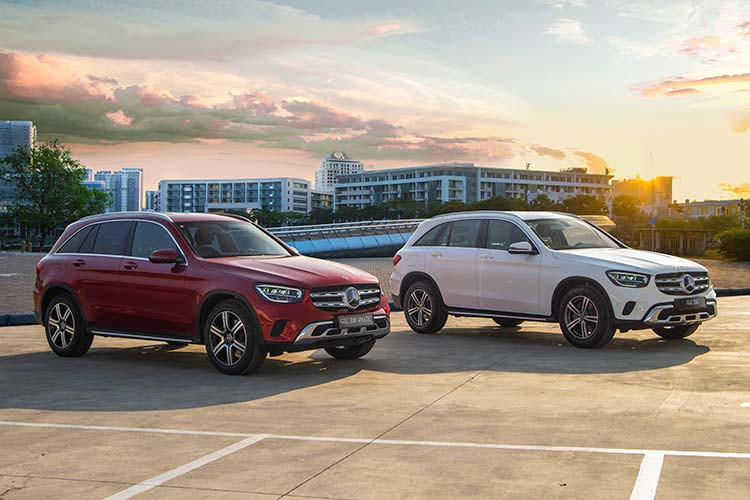 GLC 200 &amp; GLC 200 4MATIC đều được trang bị Tiêu Chuẩn 5 chế độ vận hành khác nhau, DYNAMIC SELECT cung cấp các chế độ vận hành bao gồm: "Comfort" (êm ái), "ECO" (Tiết Kiệm), "Sport", "Sport+" (Thể Thao) và “Individual” (Cá nhân hoá)... Giá xe GLC 200 và GLC 200 4MATIC lần lượt là 1,749 và 2,039 tỷ đồng (đã bao gồm thuế GTGT). Xe được lắp ráp tại Việt Nam với linh kiện nhập khẩu từ Đức.