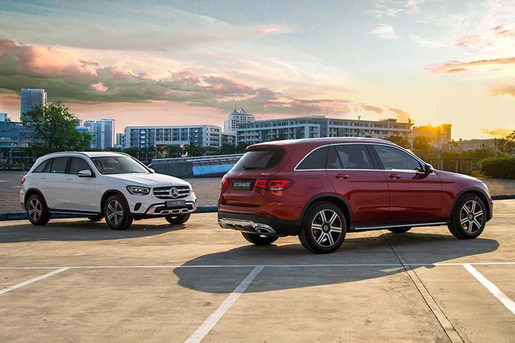 GLC 200/200 4Matic đều sử dụng chung động cơ xăng 4cyl dung tích 2.0l tăng áp (mã M264) cho công suất tối đa 197 mã lực tại vòng tua máy 6.100 vòng/phút và mô-men xoắn cực đại 320Nm đạt được trong dải vòng tua từ 1.300 – 4.000 vòng/phút. Động cơ M 264 mới sẽ thay thế cho động cơ M274 dùng trên các phiên bản (GLC 200, GLC 250 và GLC 300 cũ). Sức mạnh được truyền xuống cầu sau (RWD), hoặc bốn bánh (bản 4Matic) thông qua hộp số tự động 9 cấp (9G-TRONIC).