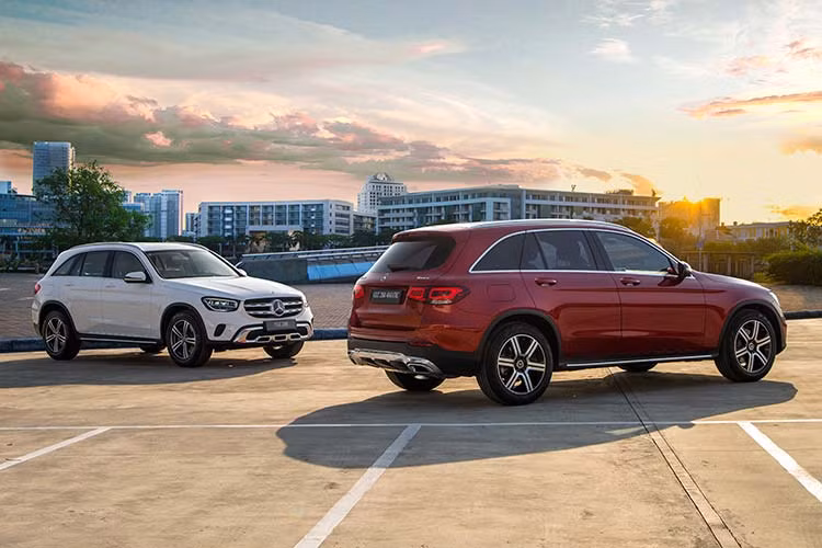 GLC 200/200 4Matic đều sử dụng chung động cơ xăng 4cyl dung tích 2.0l tăng áp (mã M264) cho công suất tối đa 197 mã lực tại vòng tua máy 6.100 vòng/phút và mô-men xoắn cực đại 320Nm đạt được trong dải vòng tua từ 1.300 – 4.000 vòng/phút. Động cơ M 264 mới sẽ thay thế cho động cơ M274 dùng trên các phiên bản (GLC 200, GLC 250 và GLC 300 cũ). Sức mạnh được truyền xuống cầu sau (RWD), hoặc bốn bánh (bản 4Matic) thông qua hộp số tự động 9 cấp (9G-TRONIC).