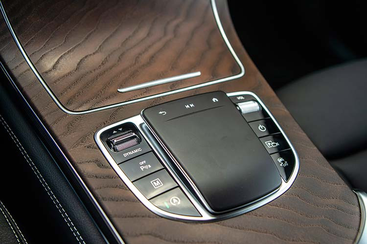 Tiếp bước GLE, GLC được MBV trang bị giao diện MBUX (Mercedes-Benz User Experience) thế hệ mới nhất. Người lái có thể điều khiển MBUX thông qua 4 hình thức khác nhau, bao gồm màn hình cảm ứng 10,25 inch, điều khiển bằng giọng nói, nút điều khiển cảm ứng trên tay lái hoặc bàn điều khiển touchpad thế hệ mới. Điều đặc biệt của MBUX là khả năng tự hoàn thiện, học tập thông qua trí tuệ nhân tạo.