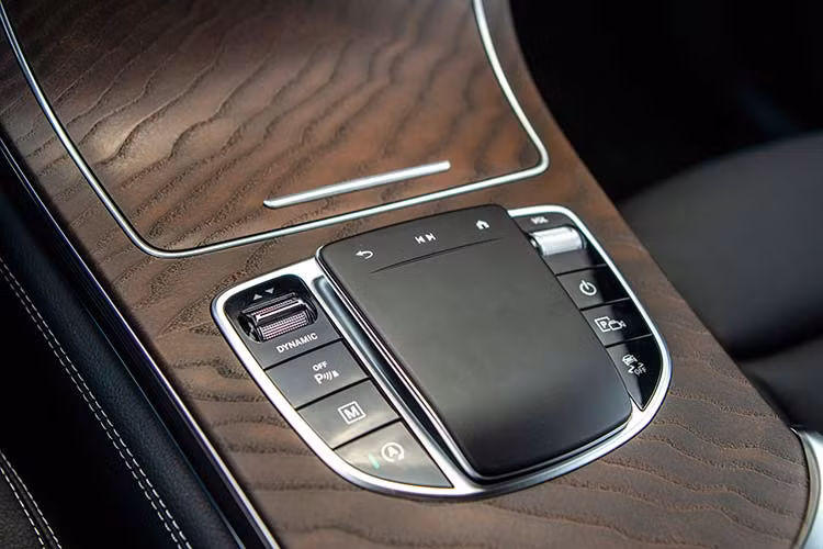 Tiếp bước GLE, GLC được MBV trang bị giao diện MBUX (Mercedes-Benz User Experience) thế hệ mới nhất. Người lái có thể điều khiển MBUX thông qua 4 hình thức khác nhau, bao gồm màn hình cảm ứng 10,25 inch, điều khiển bằng giọng nói, nút điều khiển cảm ứng trên tay lái hoặc bàn điều khiển touchpad thế hệ mới. Điều đặc biệt của MBUX là khả năng tự hoàn thiện, học tập thông qua trí tuệ nhân tạo.