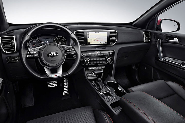Bên trong Kia Sportage 2019, người lái được chào đón bằng vô lăng mới, bảng đồng hồ cải tiến và nội thất phối 2 màu đen - xám. Bản GT-Line sẽ được trang bị nội thất bọc da màu đen - xám hoặc đen với điểm nhấn màu đỏ như trong ảnh. Khi mua xe, khách hàng có thể chọn màn hình cảm ứng 7 inch hoặc loại không viền 8 inch cho hệ thống thông tin giải trí.